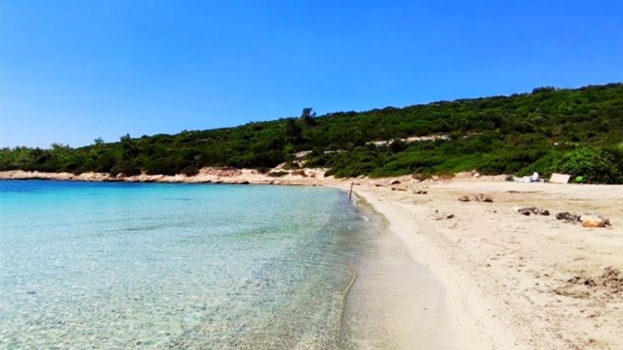 İzmir'de Doğal Güzelliğiyle Keşfedilmeyi Bekliyor! Şehirden Ve Kalabalıktan Uzak Bu Plaj Tatilcilerin Yeni Rotası (1)