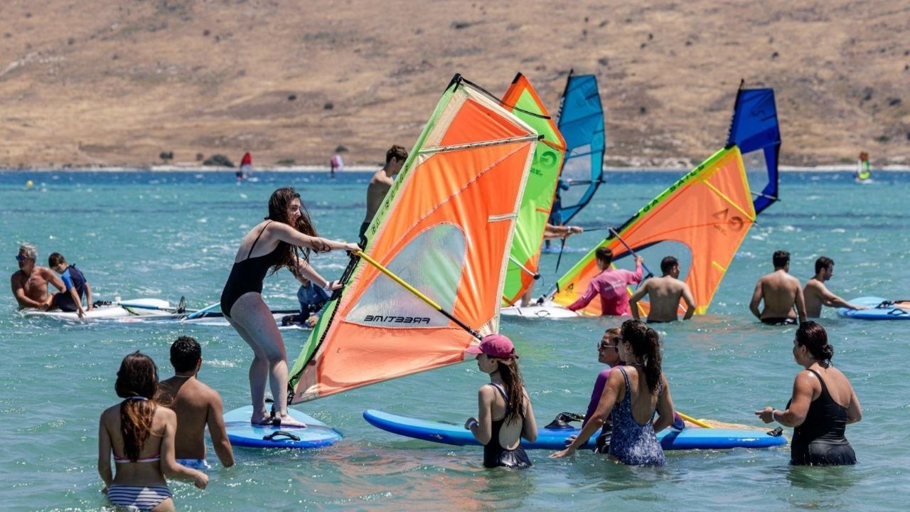 İzmir'de Gençlere Ücretsiz Sörf Deneyimi! Etkinlik Yaz Boyu Sürecek (2)