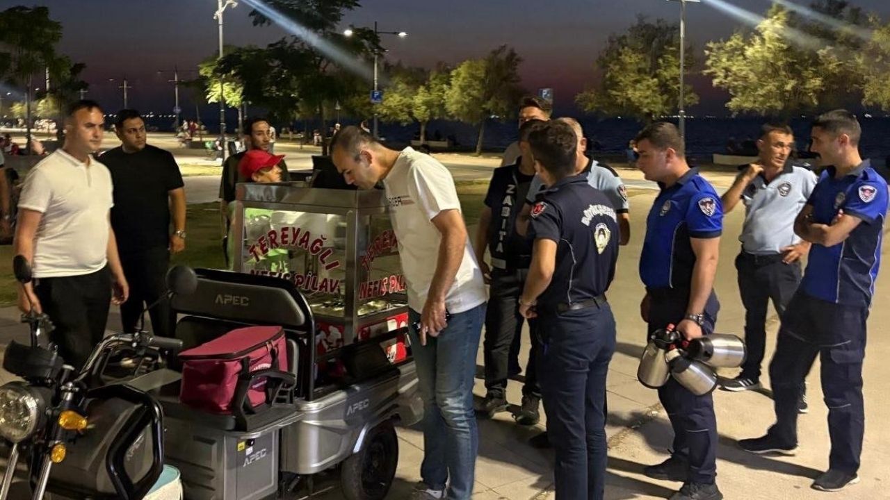 İzmir'de Kamusal Alanlarda Denetimler Sıkılaştı! İzinsiz Satış Yapanlara Yasal Işlem (2)