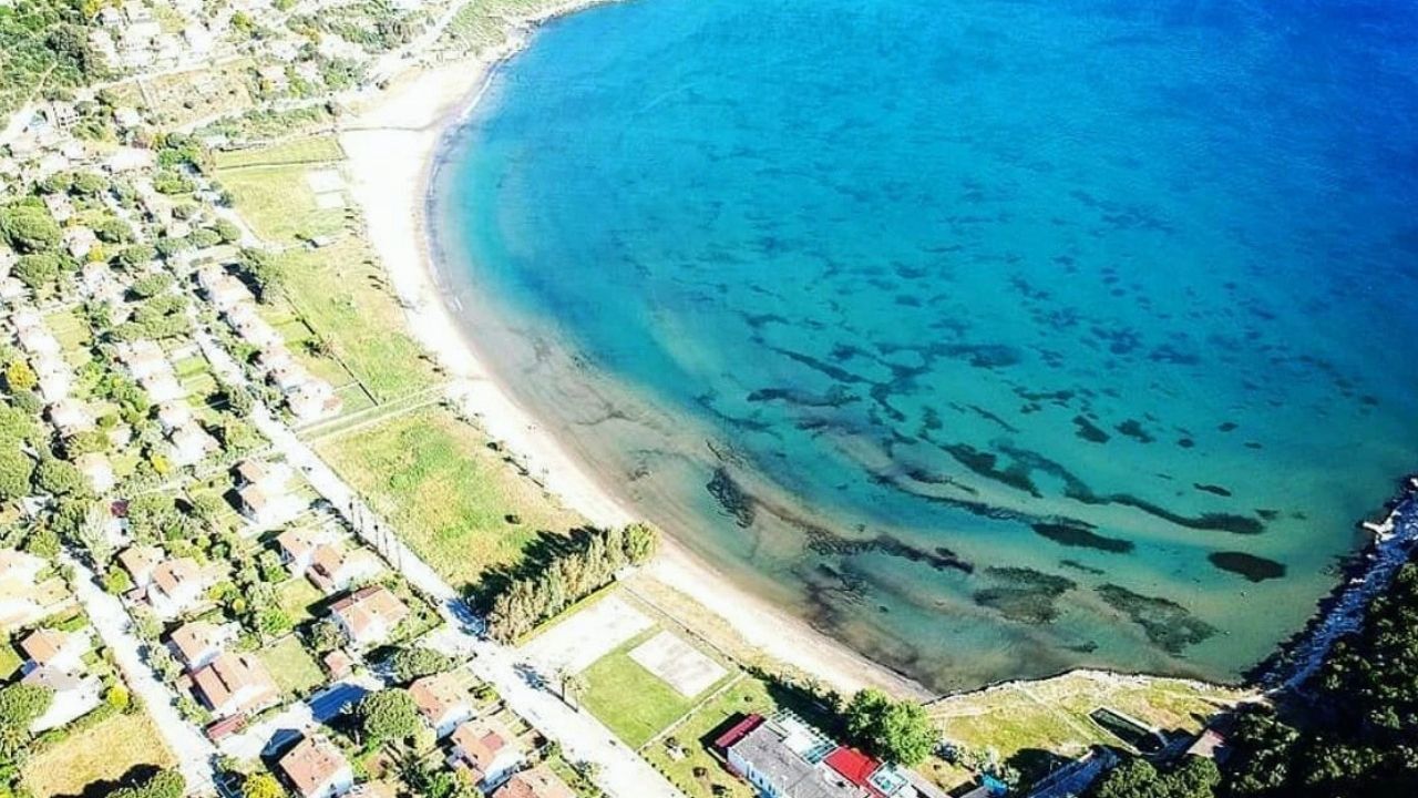 İzmir’de Plajı Ile Büyülüyor! Girişi Ücretsiz, Suları Sığ Ve Berrak Çocuklu Ailelerin Yeni Tatil Rotası (1)