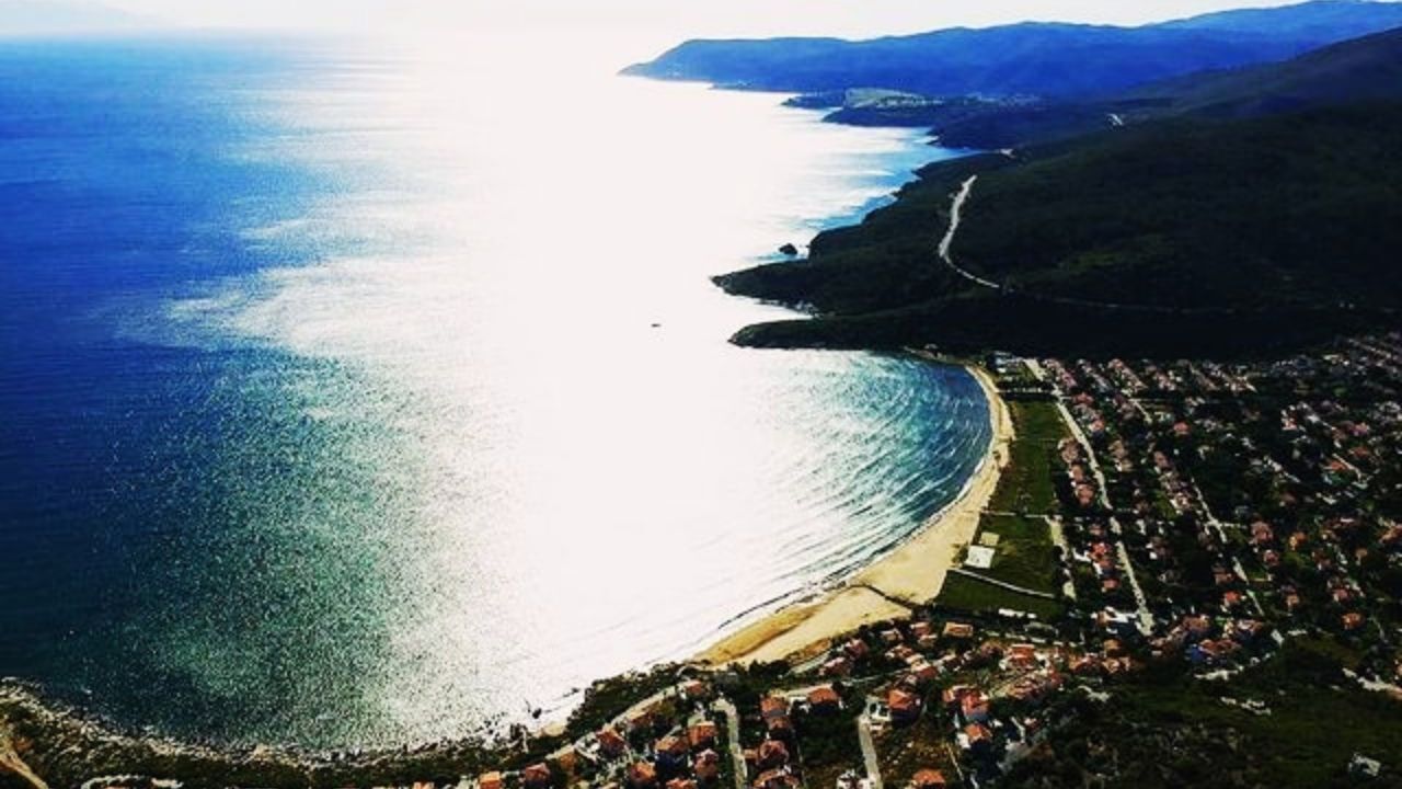 İzmir’de Plajı Ile Büyülüyor! Girişi Ücretsiz, Suları Sığ Ve Berrak Çocuklu Ailelerin Yeni Tatil Rotası (2)