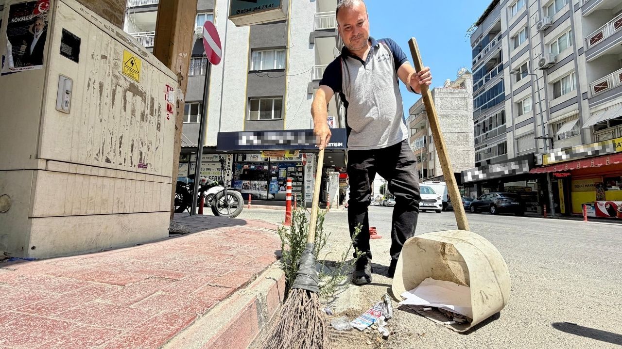 İzmir’de Temizlik Yaparken Söylediği Şarkılarla Fenomen Oldu Sesi Milyonlara Ulaştı 3