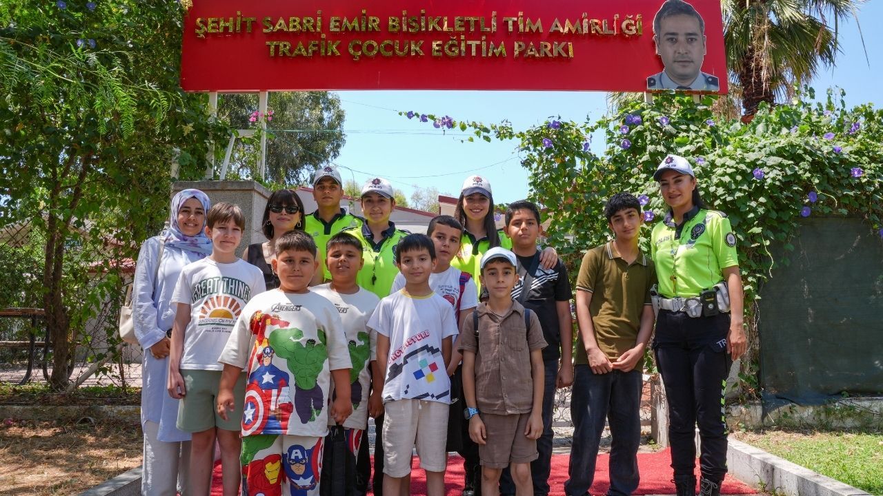 İzmir'de Trafik Eğitimi Alan Özel Çocuklar Polislerle Parkura Çıktı! (3)