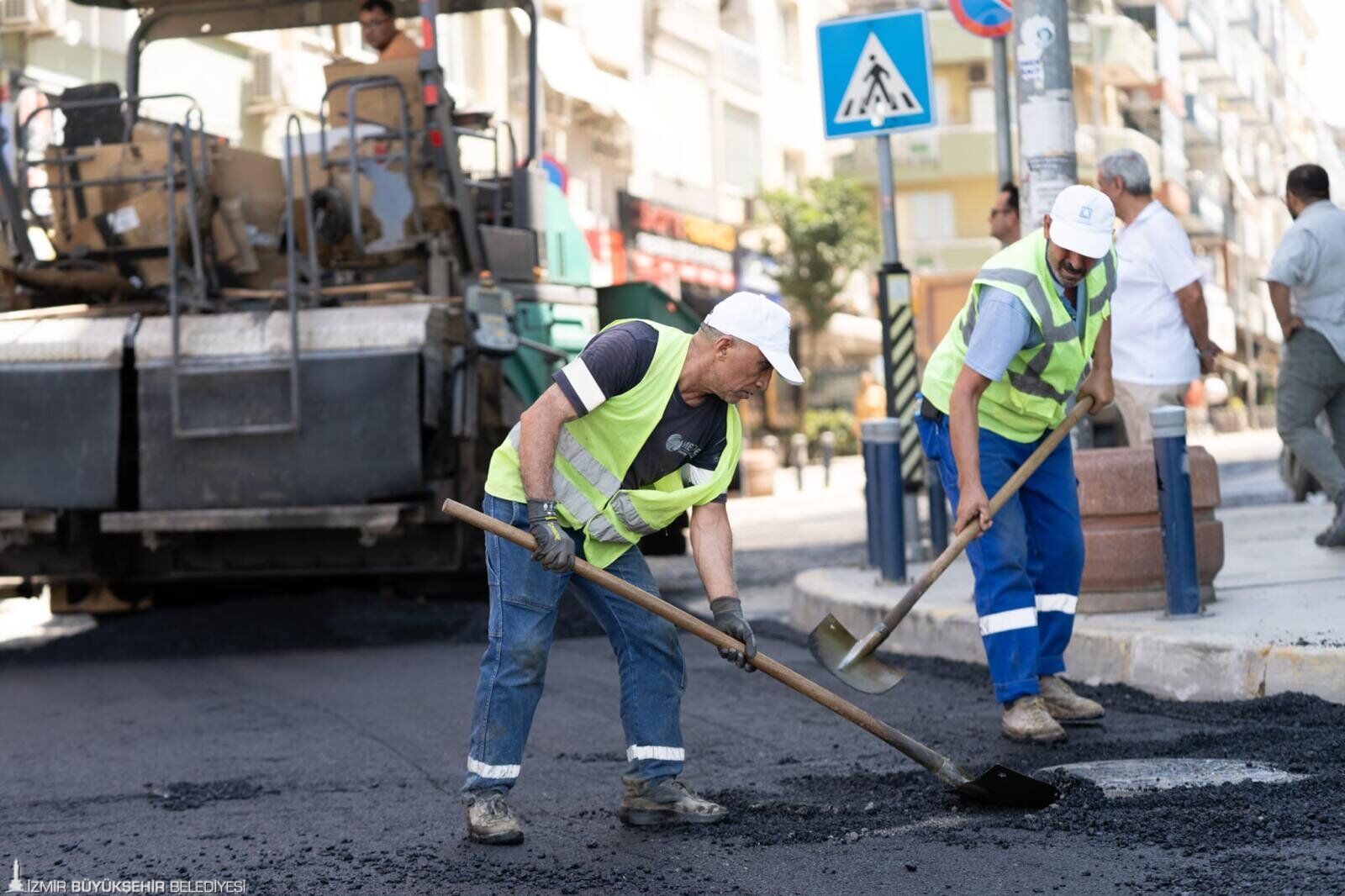 İzmir'de Ulaşımı Rahatlatacak Çalışma! Yol Baştan Sona Yenileniyor (2)