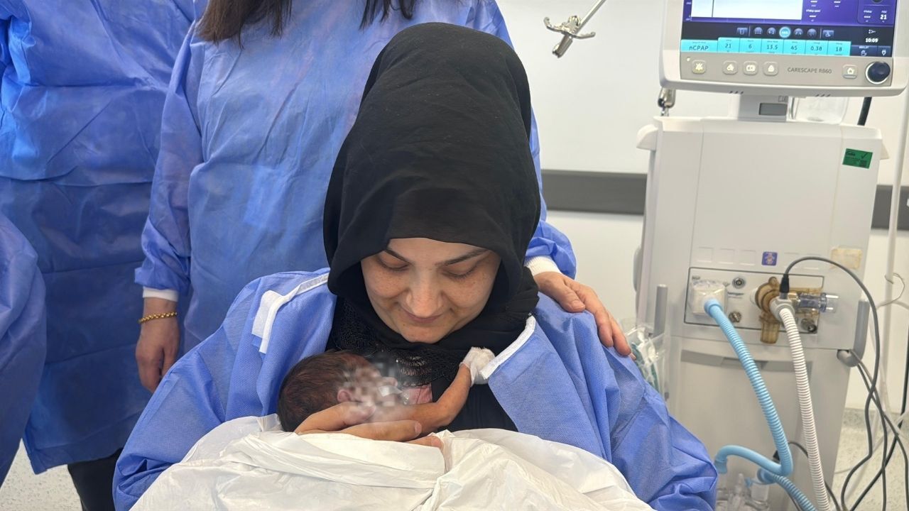İzmir'de Umut Veren Operasyon Anne Karnında Ameliyat Edilen Bebek Sağlıklı Doğdu (2)