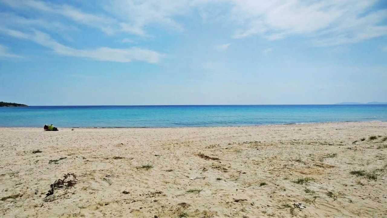İzmir’deki Bu Deniz Maldivler’i Aratmıyor! Kalabalıktan Uzak Plaj, Serinliği Ve Huzuru Bir Arada Sunuyor (1)