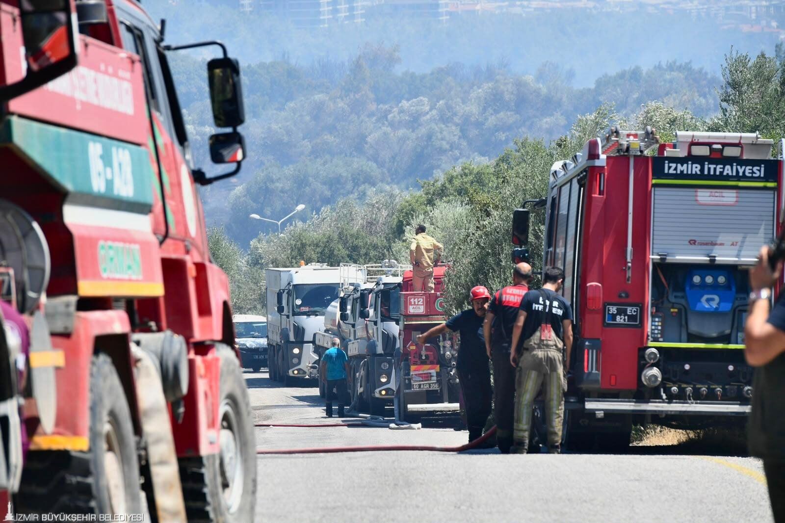 İzmir'deki Orman Yangını Kontrol Altında! Soğutma Çalışmaları Sürüyor (1)
