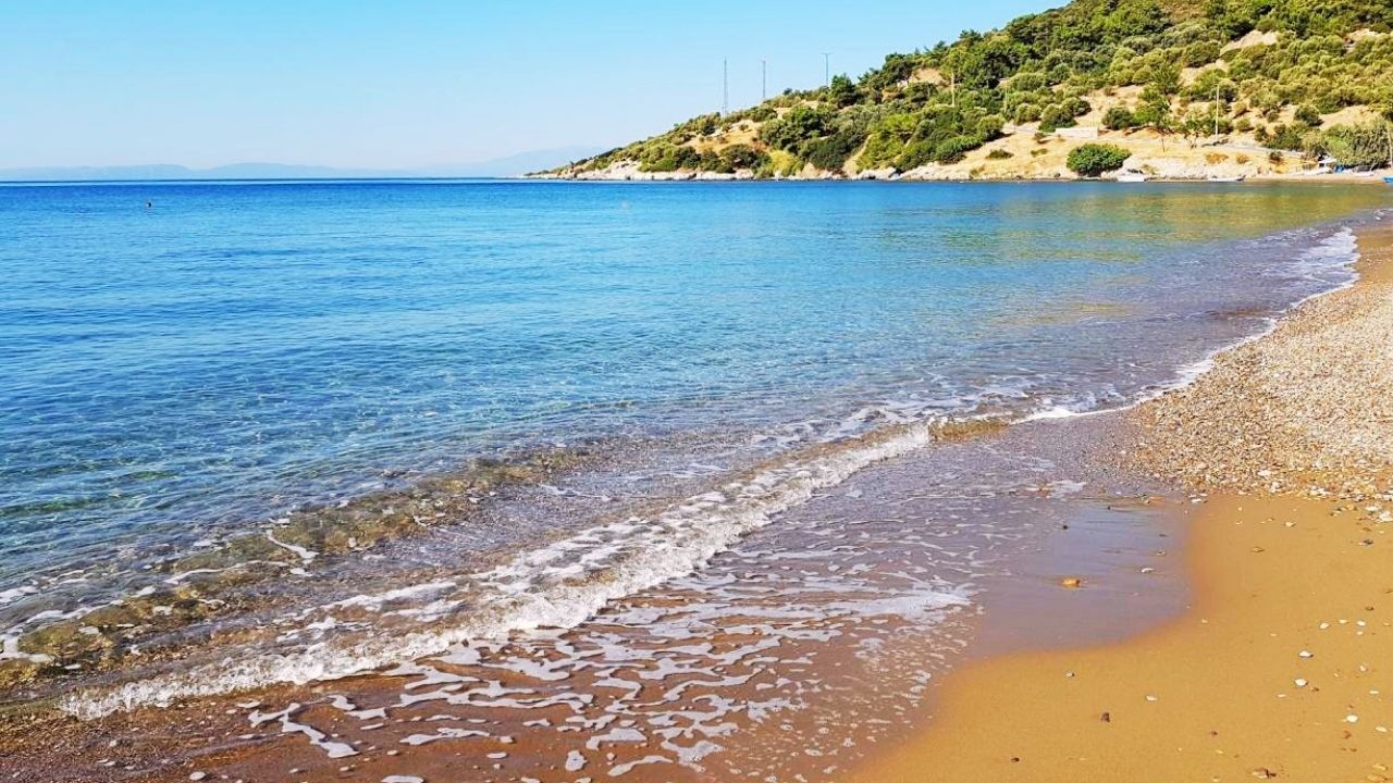 İzmir’e Bir Saat Uzaklıktaki O Ücretsiz Deniz Belli Oldu! Hem Tarih Hem Kum Plaj Bir Arada Görenler Vazgeçemiyor (2)