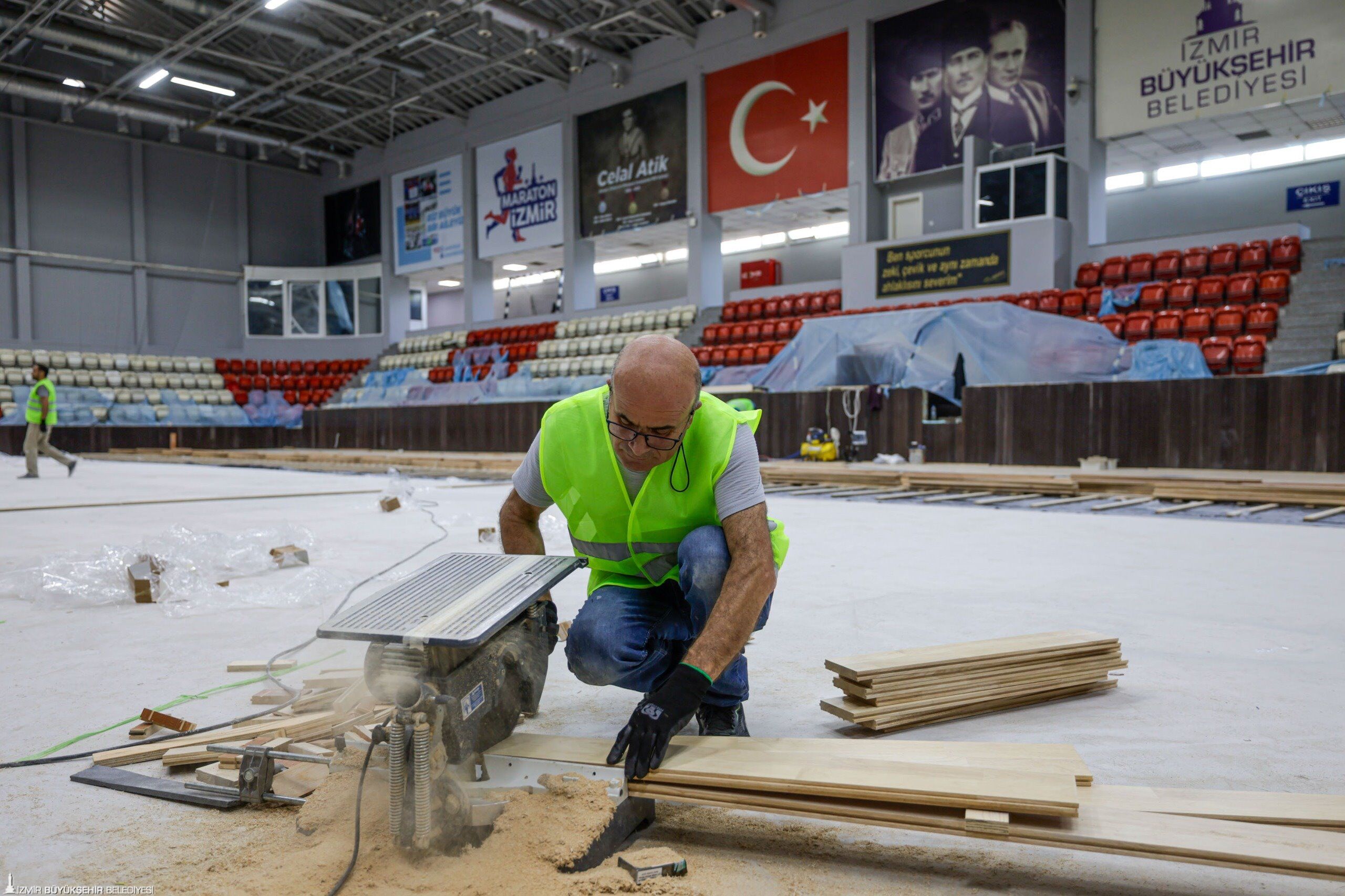 İzmir'in Simge Spor Salonunda Büyük Dönüşüm Başladı! Fiba Standartlarında Yeni Zemin Geliyor (1)