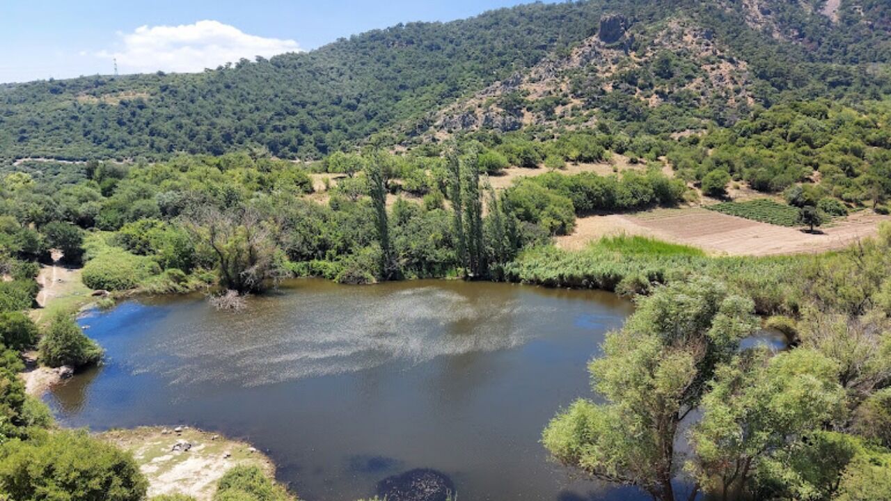 İzmir’in Yanı Başında Doğal Atmosferiyle Büyülüyor! Sıcaktan Bunalanlar Soluğu Gölde Alıyor (1)