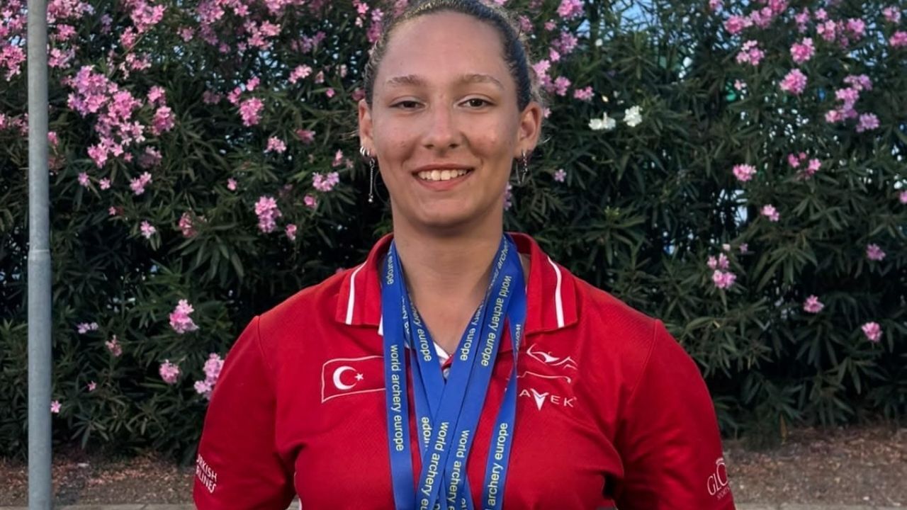 İzmirli Milli Okçu Roma'da Tarih Yazdı! 3 Madalyayla Döndü (1)