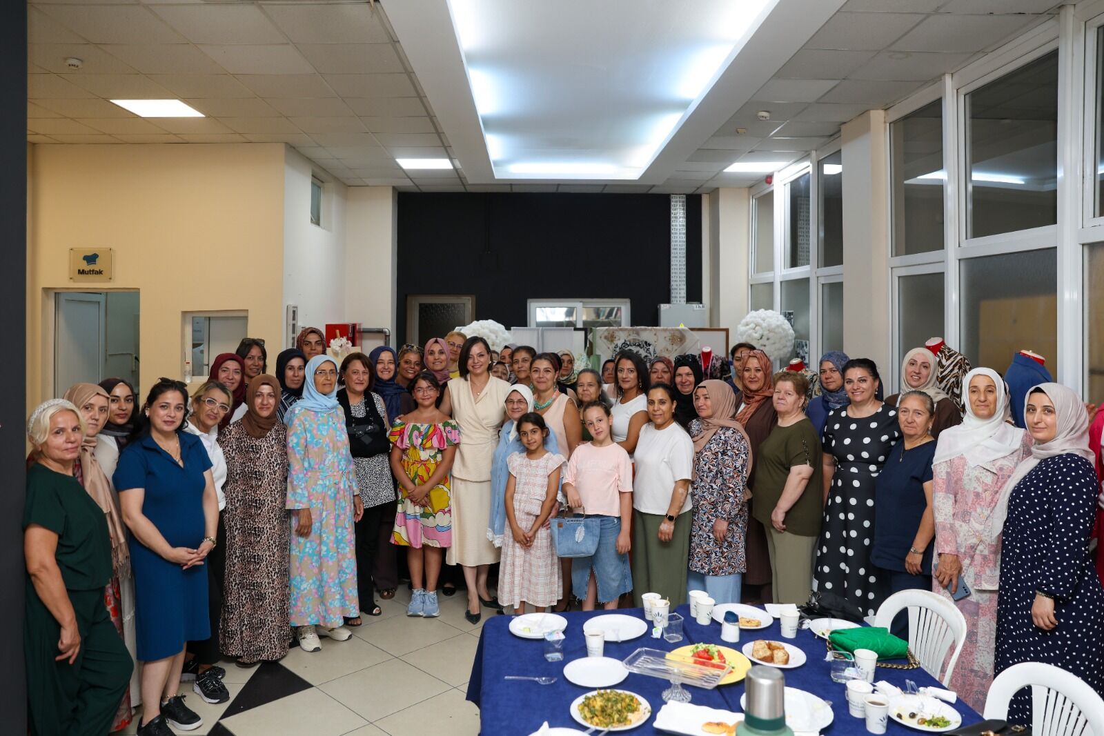 Karabağlar’da Kadınların Emeği Podyuma Taşındı 51 Kişi Mezun Oldu (1)