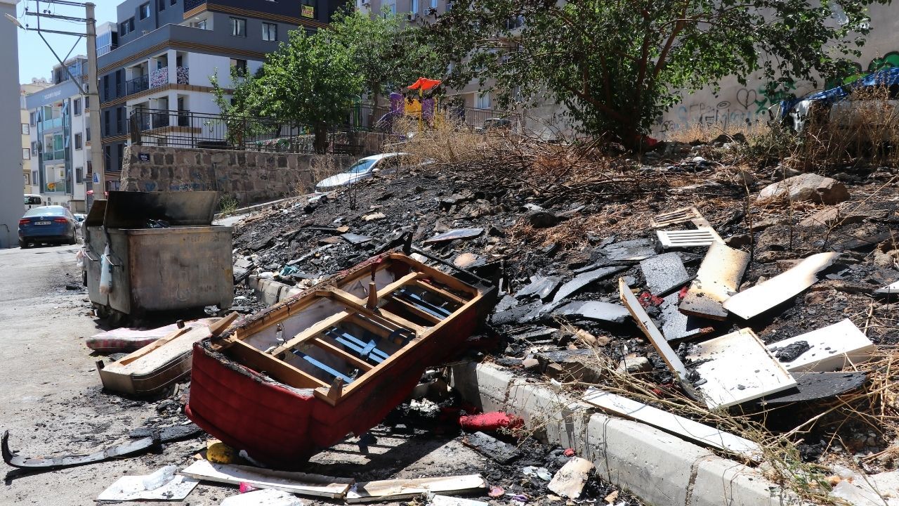 Karabağlar'da Otluk Alanda Çıkan Yangın Araçlara Sıçradı! (1)