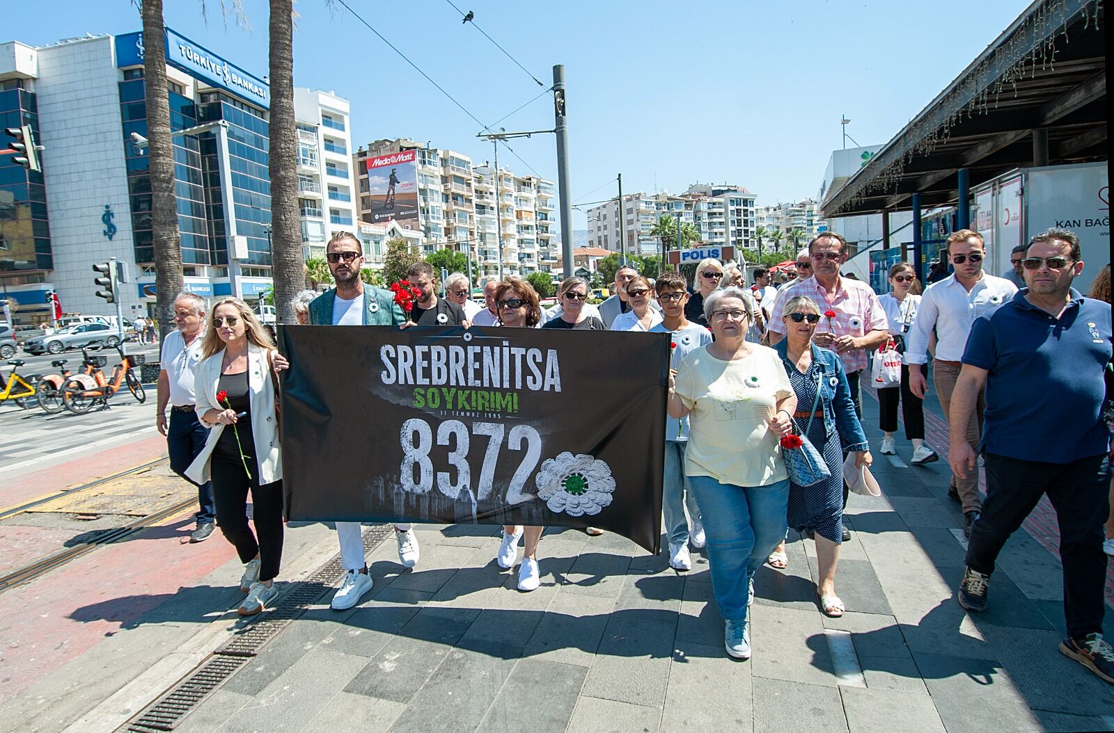 Karşıyaka Sahilinde Karanfiller Denize Bırakıldı Unutmayacağız, Unutturmayacağız (3)