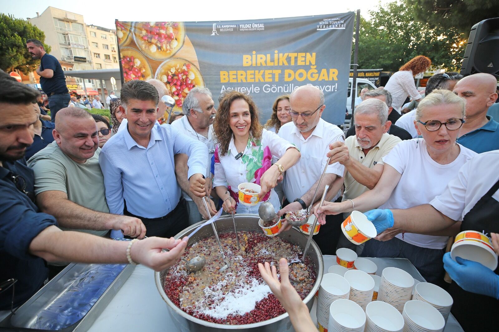 Karşıyaka’da Anlamlı Etkinlik 3 Binden Fazla Kişiye Aşure Dağıtıldı (2)