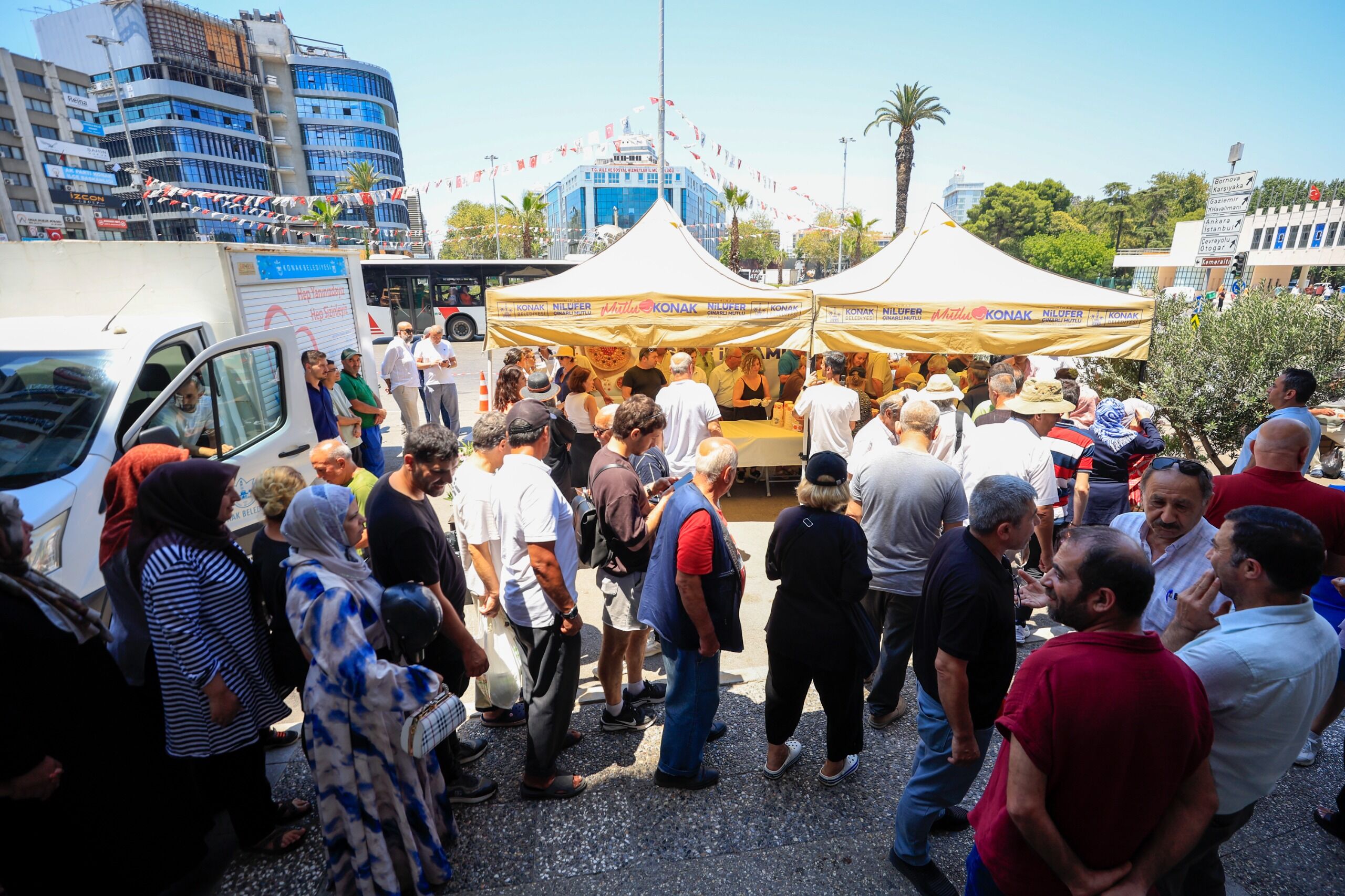 Konak'ta Gelenek Yeniden Başladı! Aşure Ikramı Dört Farklı Noktada Sürecek (2)