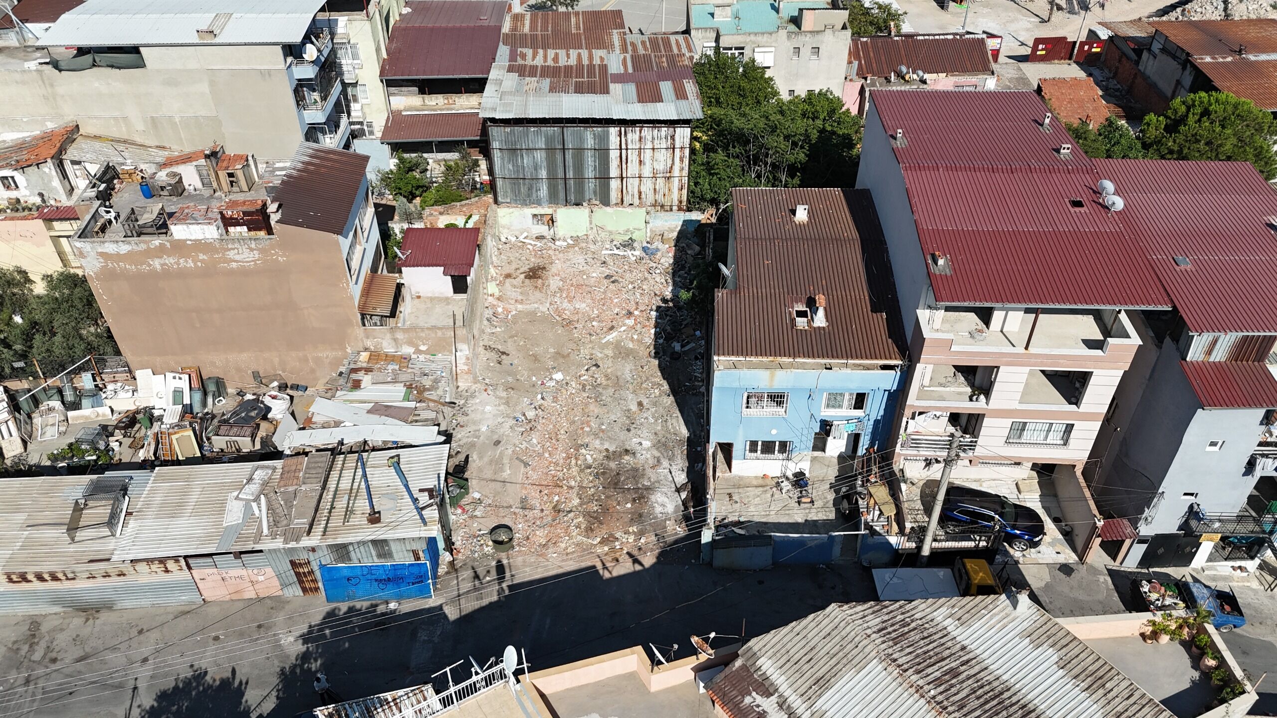 Konak'ta Kaçak Yapılara Geçit Yok! İki Mahallede Yıkım Operasyonu (1)
