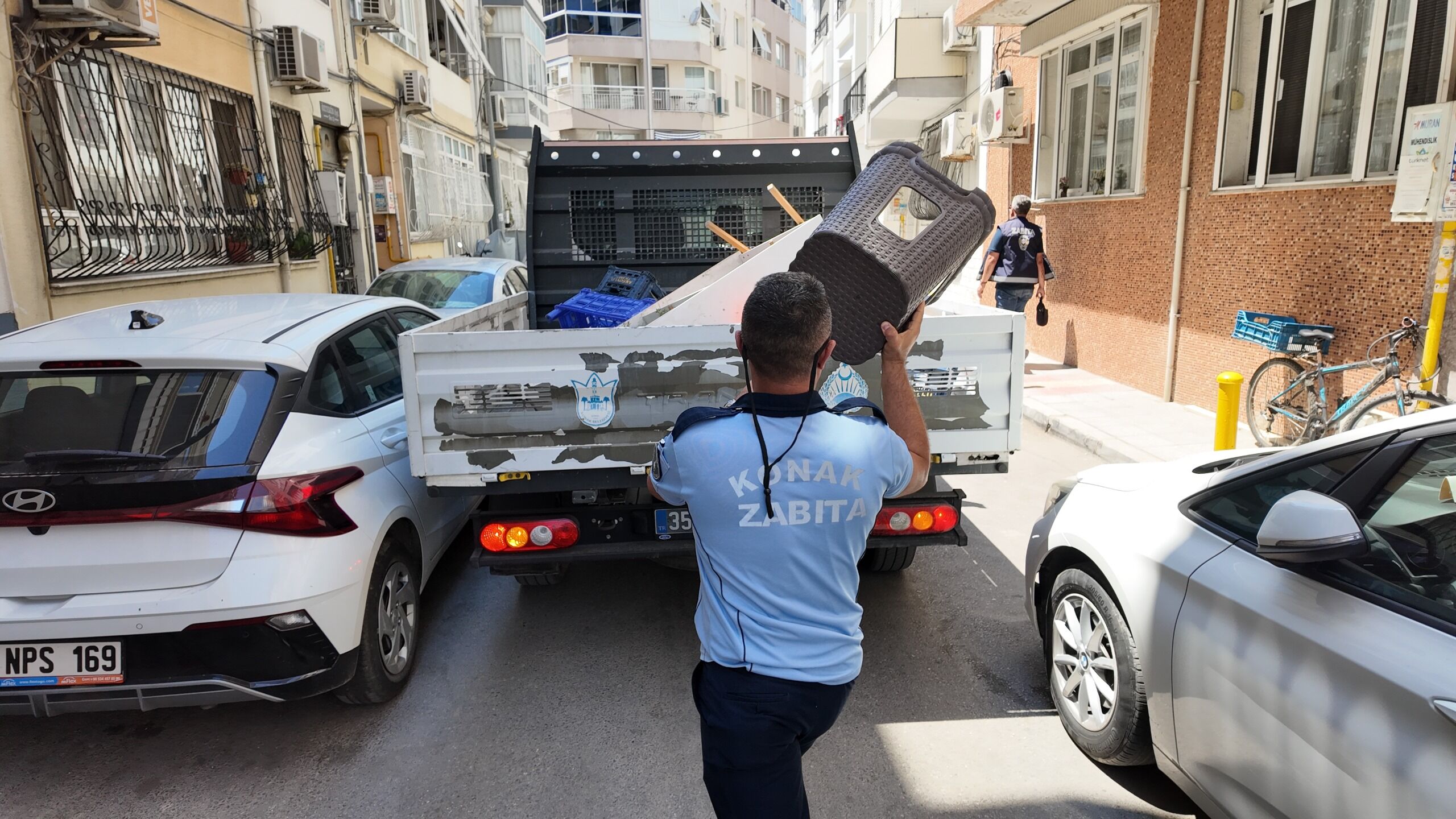 Konak'ta Kaldırım Işgallerine Geçit Yok! Kurallara Uymayanlara Ceza Yağdı (1)