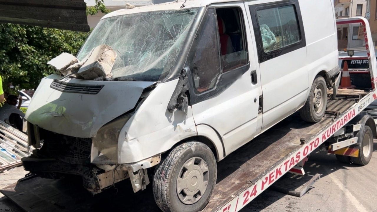Kontrolden Çıkan Minibüs Kıraathaneye Daldı! 1 Ölü, 3 Yaralı (1)