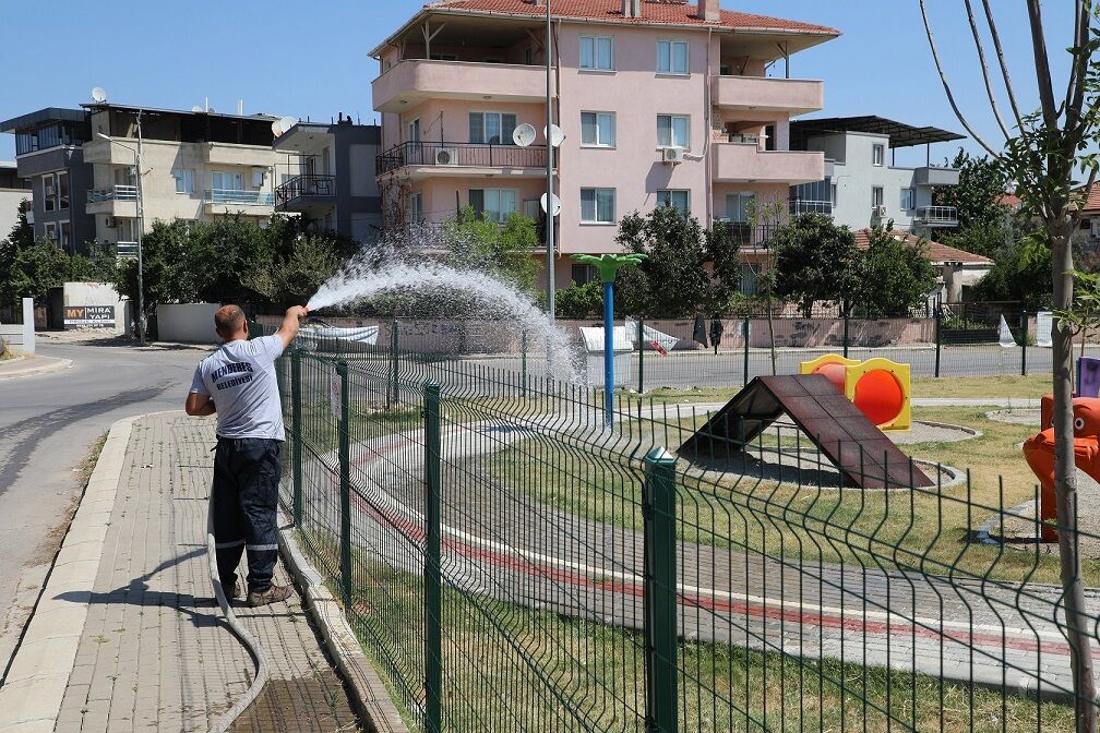 Menderes'teki Tüm Parklarda Düzenli Bakım! İlaçlama Çalışmaları Aralıksız Sürüyor (2)