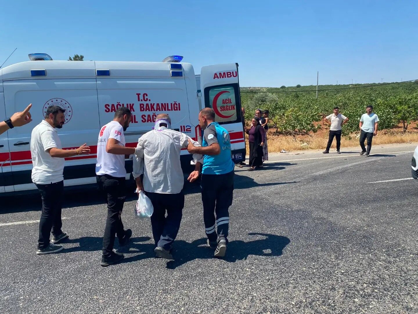 Otomobil Yolcu Minibüsüne Çarptı Çok Sayıda Yaralı Var (1)