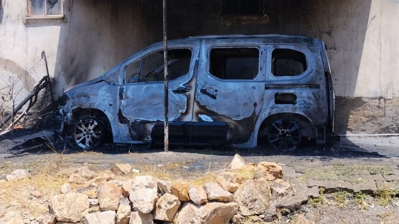 Park Halindeki Araç Alev Aldı Yangın Eve Sıçradı! (1)