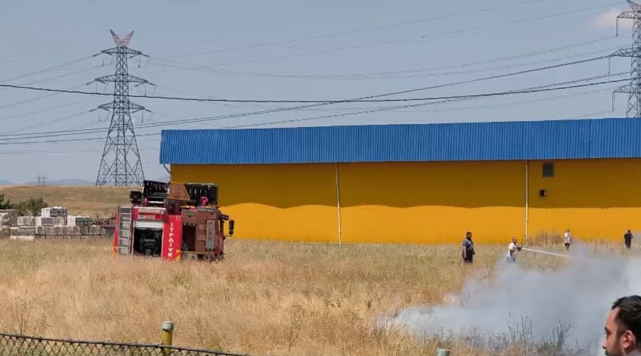 Sanayi Sitesi Yakınında Yangın Paniği İş Yerlerine Ulaşmadan Söndürüldü (2)