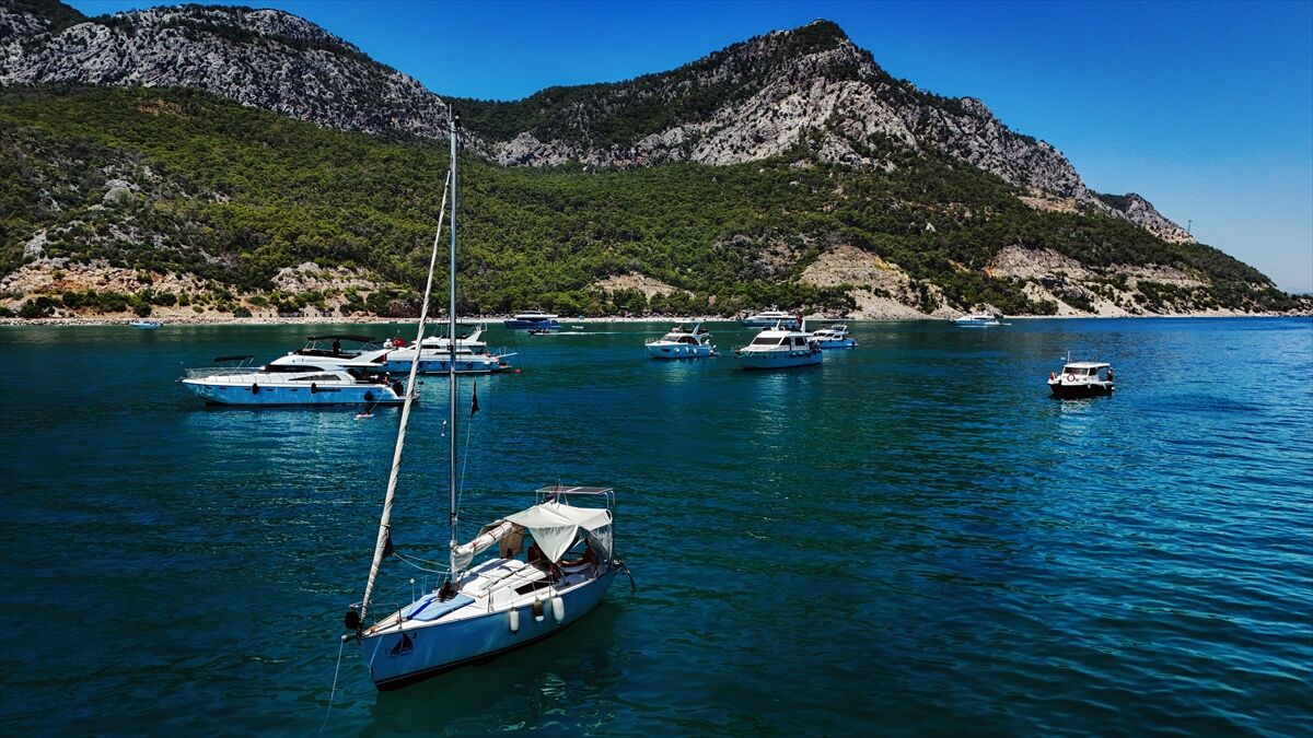 Antalya'da denizin ortasında kartpostallık görüntüler! Tatilcilerin yeni gözdesi: Sıçan Adası çevresi doldu taştı
