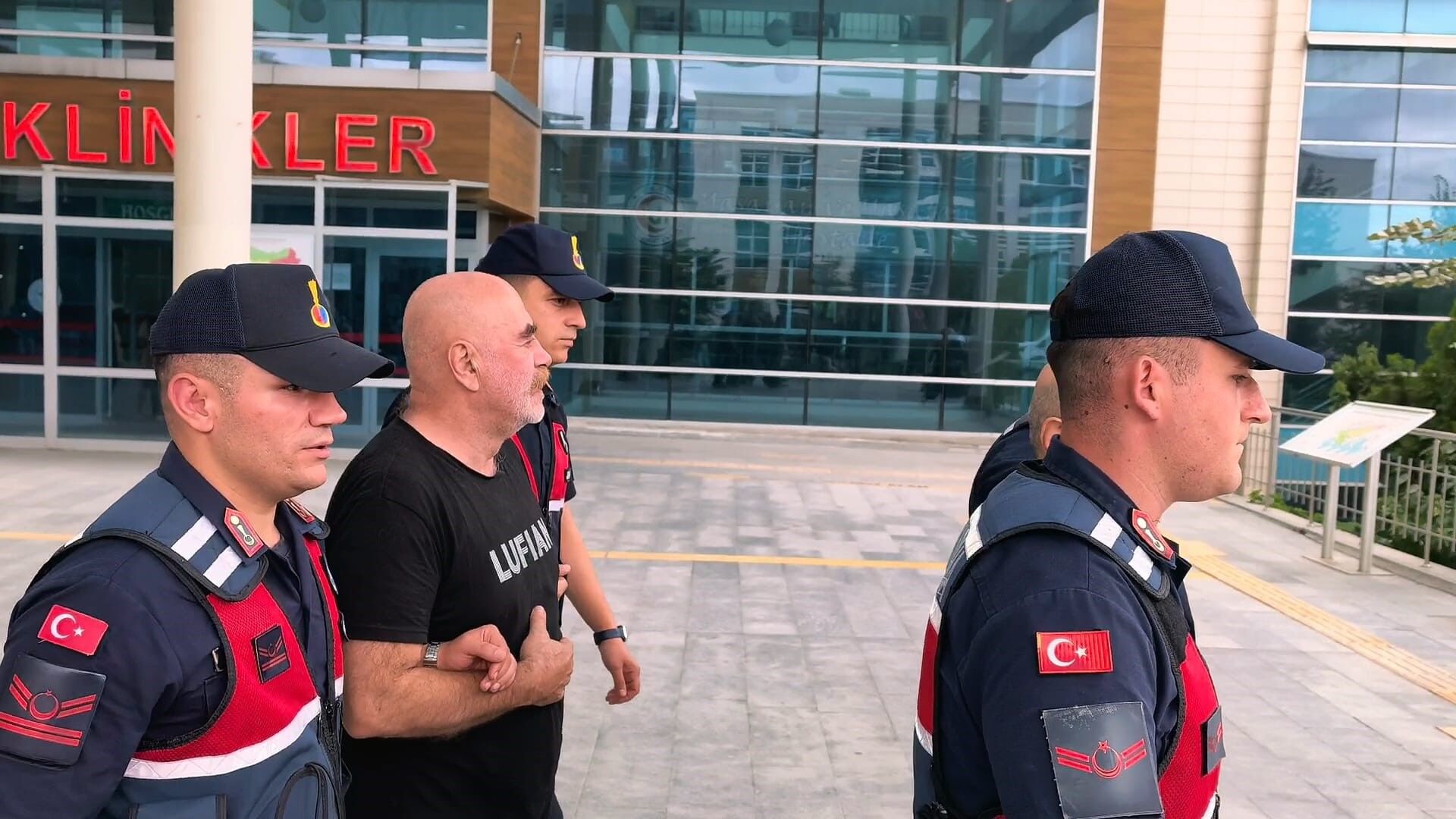Ünlü Yönetmenin Evine Zehir Operasyonu Ezel Akay Ve Müzisyen Kardeşi Adliyeye Sevk Edildi (1)