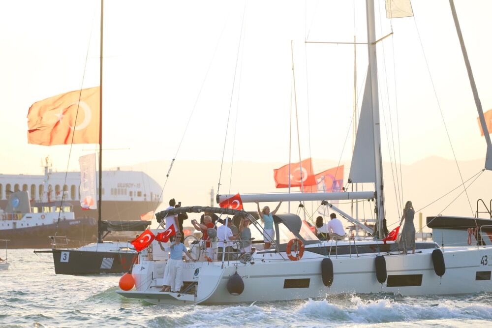 30 Ağustos’ta Çeşme’de Binlerce Kişi Aynı Yolda Buluştu (2)