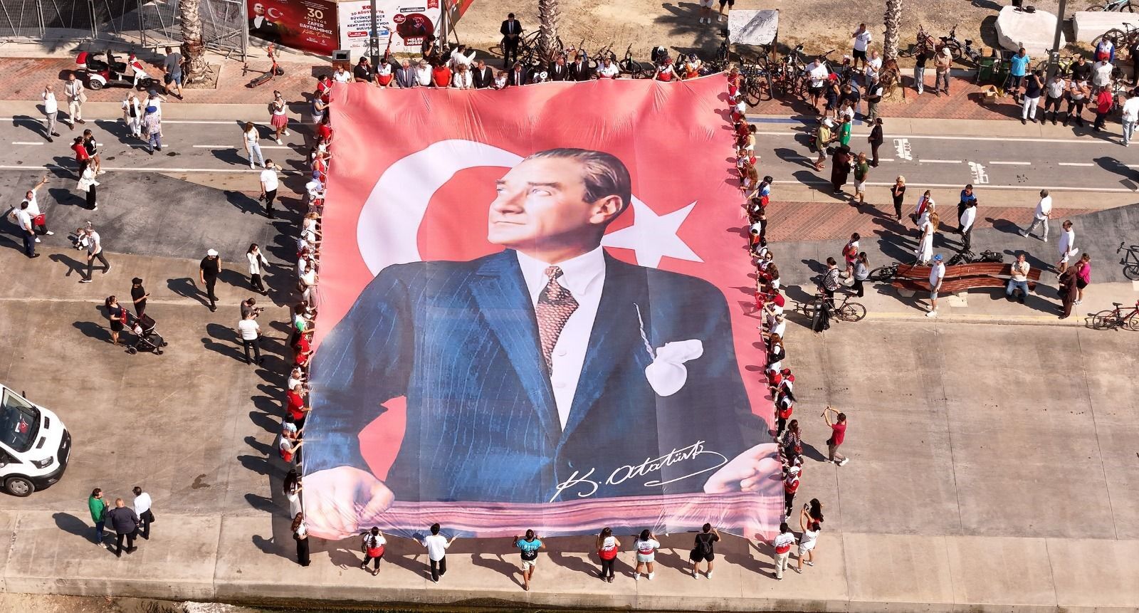 50 Dalgıç Deniz Üzerinde Dev Türk Bayrağını Açtı Rekora Imza Atılan Anlar Kameraya Yansıdı (2)