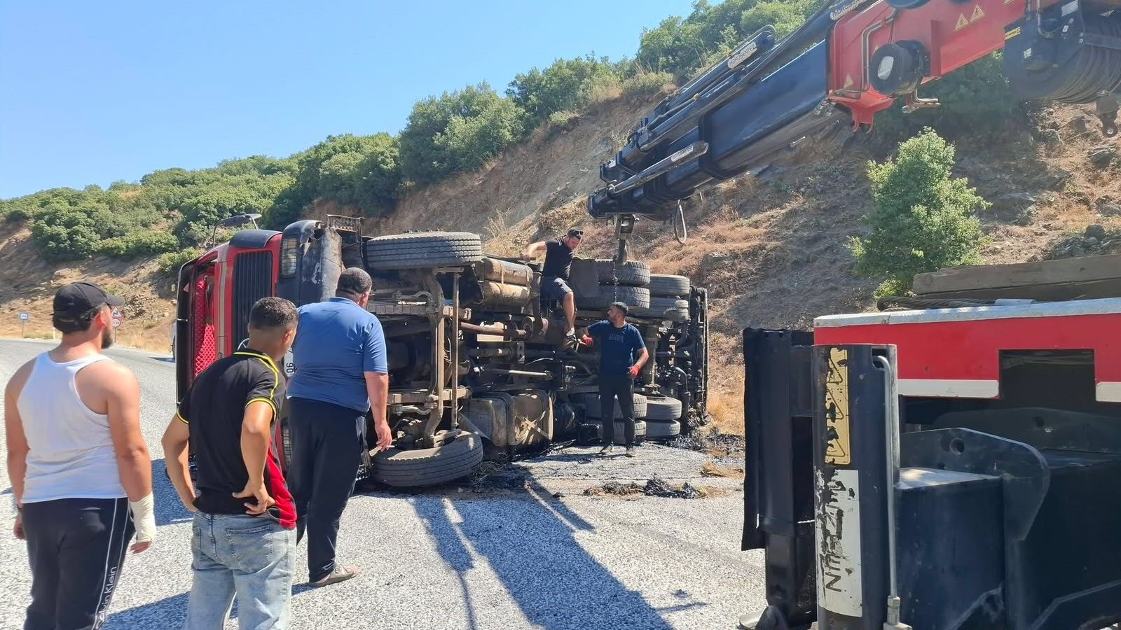 Alaşehir Eşme Karayolunda Devrilen Tanker Yolu Kapattı (1)