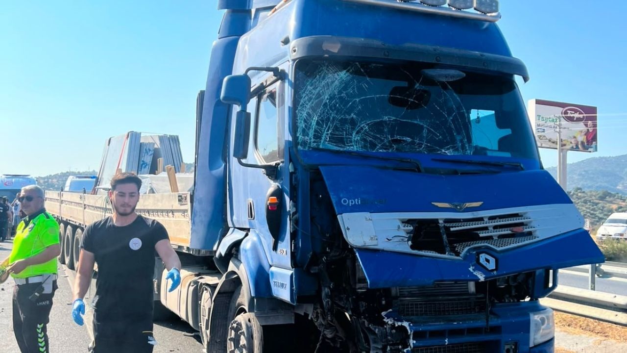 Aydın Muğla Yolunda Feci Kaza! Mermer Yüklü Tır Traktöre Çarptı 1 Ölü, 2 Yaralı (2)