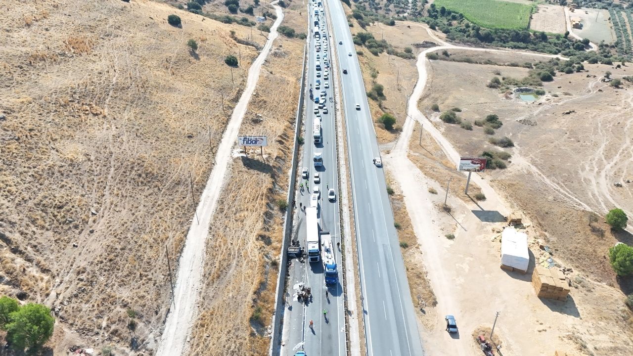 Aydın Muğla Yolunda Peş Peşe Kaza! 5 Kilometrelik Trafik Oluştu 1 Ölü, 4 Yaralı (2)
