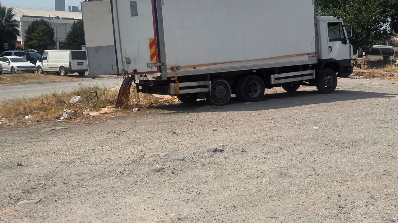 Bayraklı’da Kaçak Atık Dökerken Yakalandı! Ekipler Anında Müdahale Etti (2)