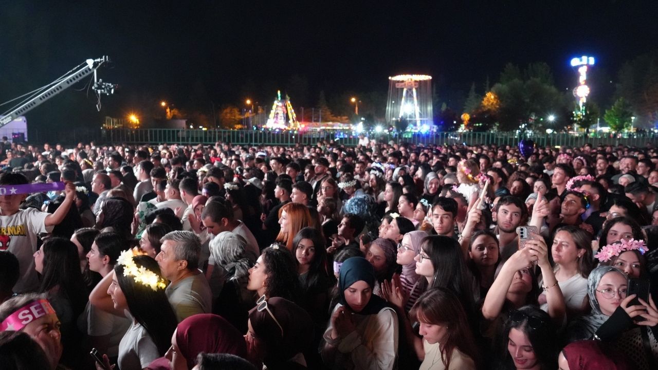 Binlerce Kişinin Beklediği Konser Iptal Oldu! Atiye Neden Sahneye Çıkmadı (1)