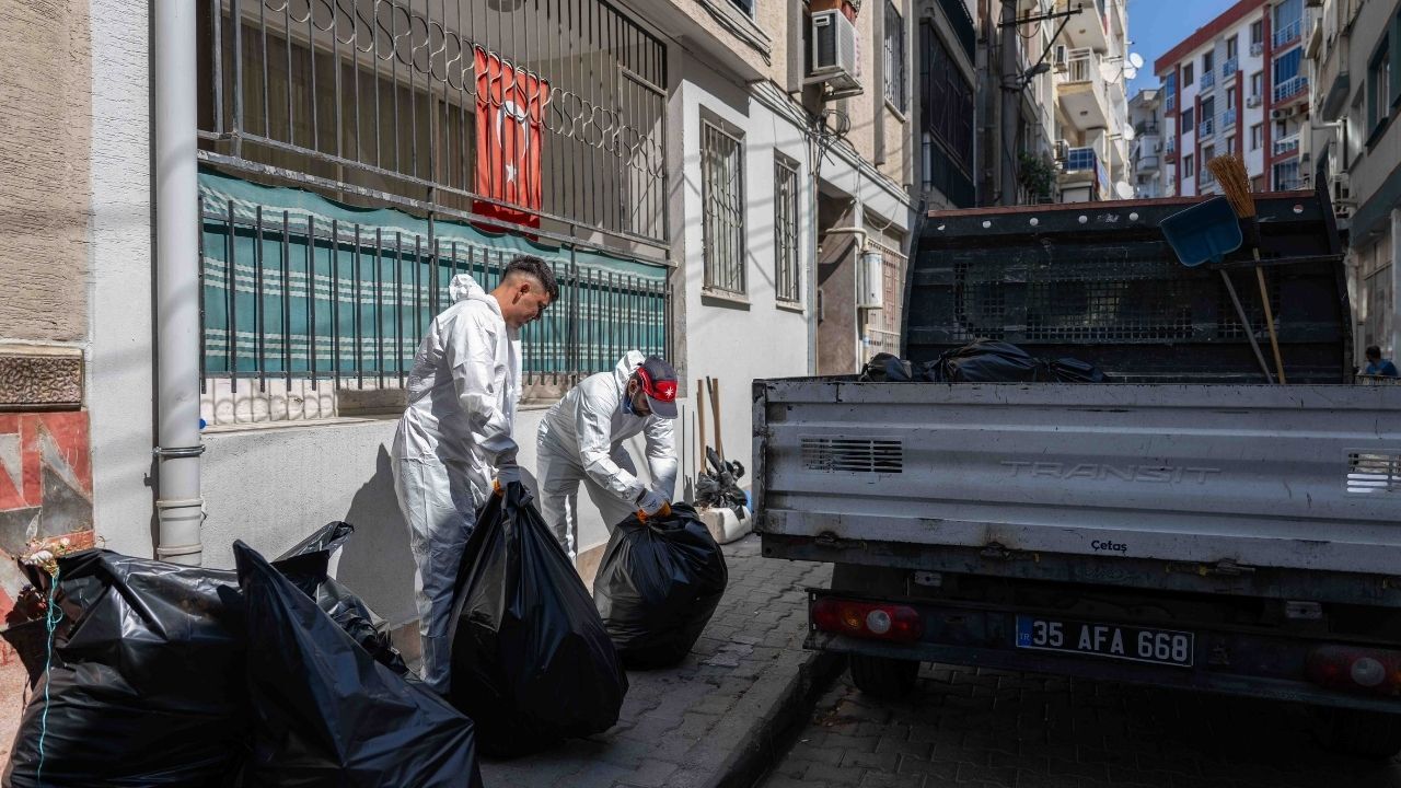 Bornova’da Çöp Ev Operasyonu Daire Baştan Aşağı Temizlendi (2)