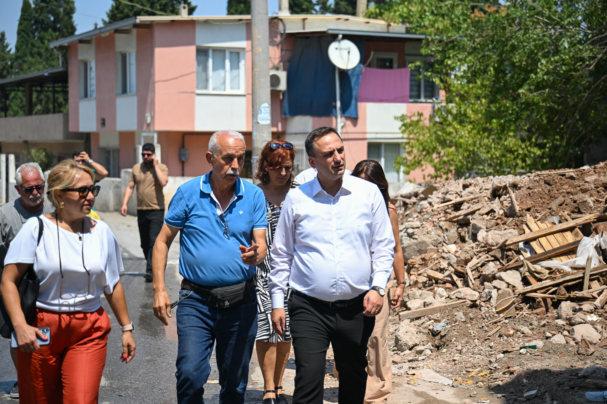 Bornova'nın Bu Mahallesinde Trafik Rahatlayacak! Yol Çalışmaları Devam Ediyor (1)
