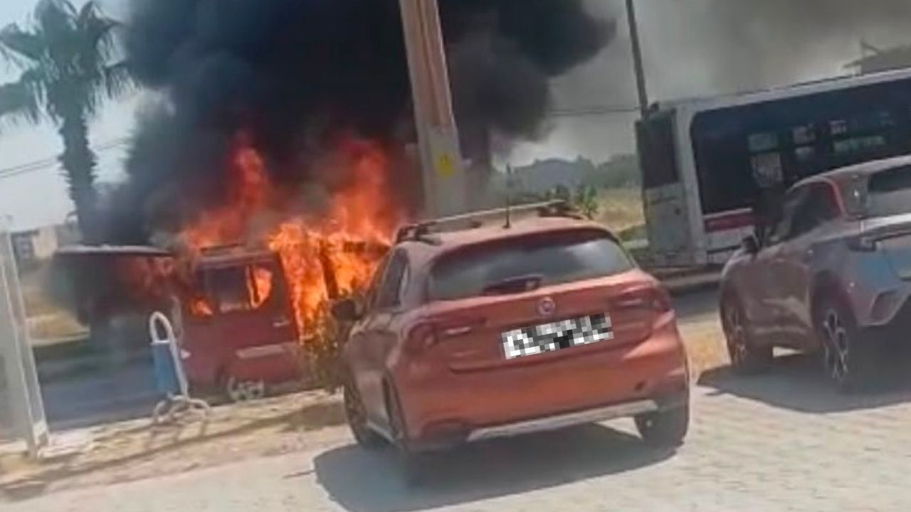 Buca'da Korkutan Anlar! Seyir Halindeki Otomobil Küle Döndü (2)