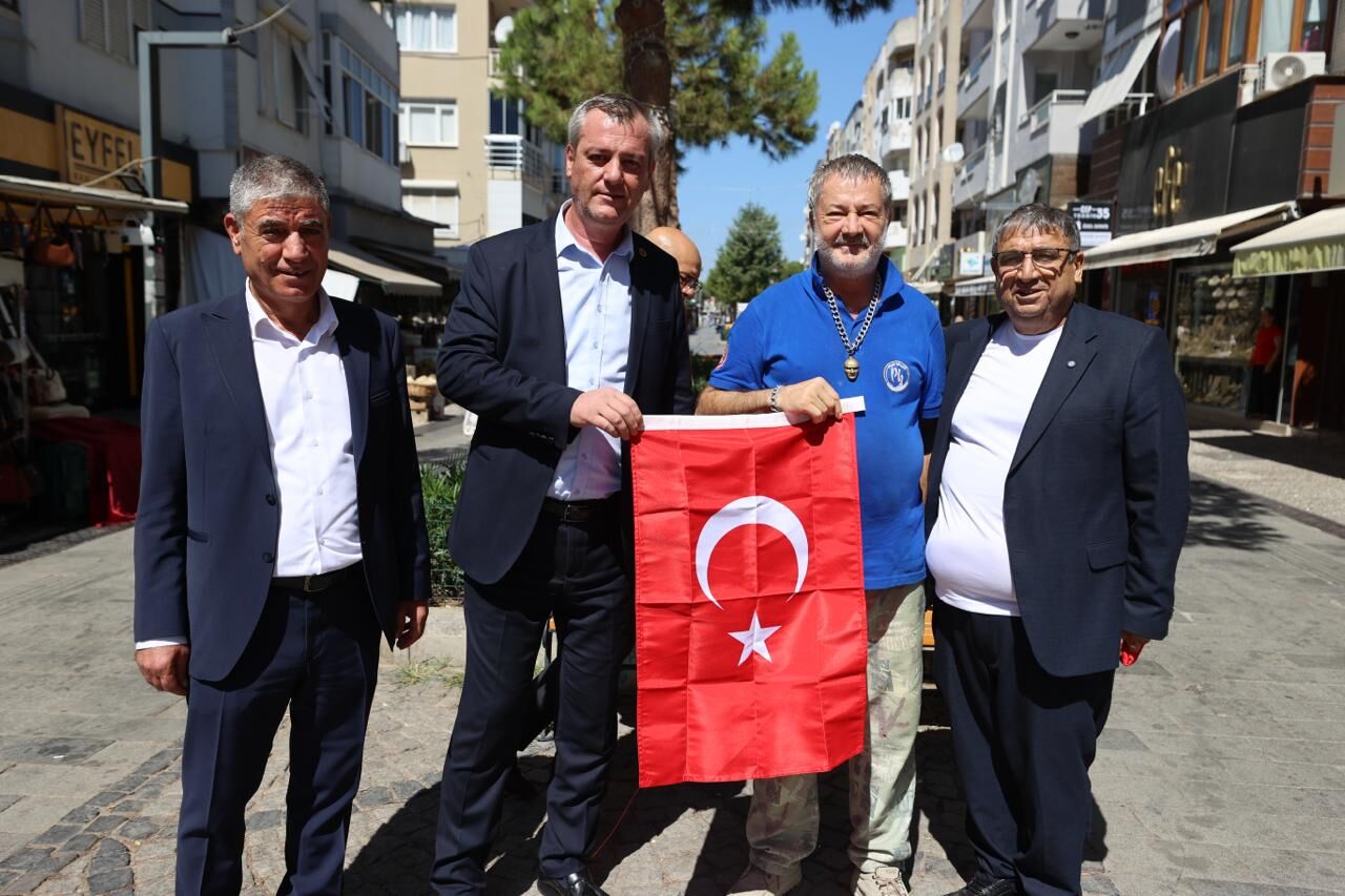 Buca’nın Cadde Ve Sokakları Türk Bayraklarıyla Donatılıyor (1)