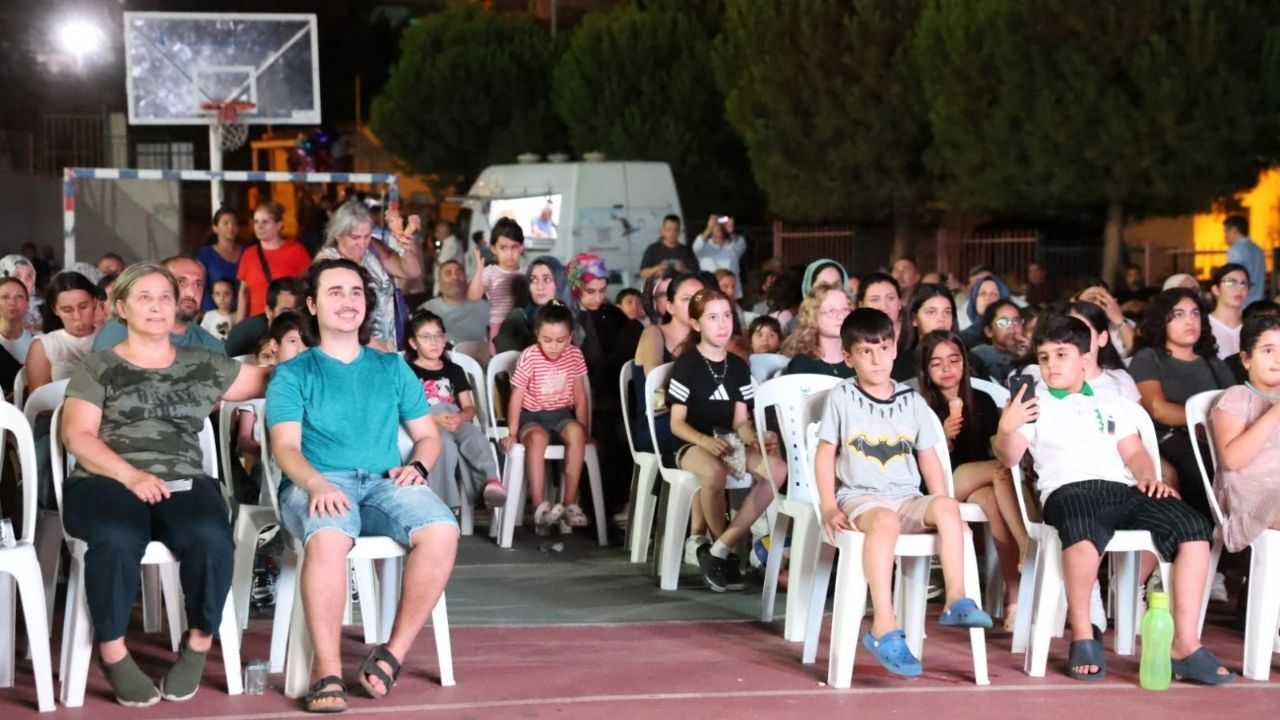 Çiğli’de Yaz Akşamları Beyaz Perdeyle Renklendi! Mahalle Sinema Günleri Sona Erdi (1)