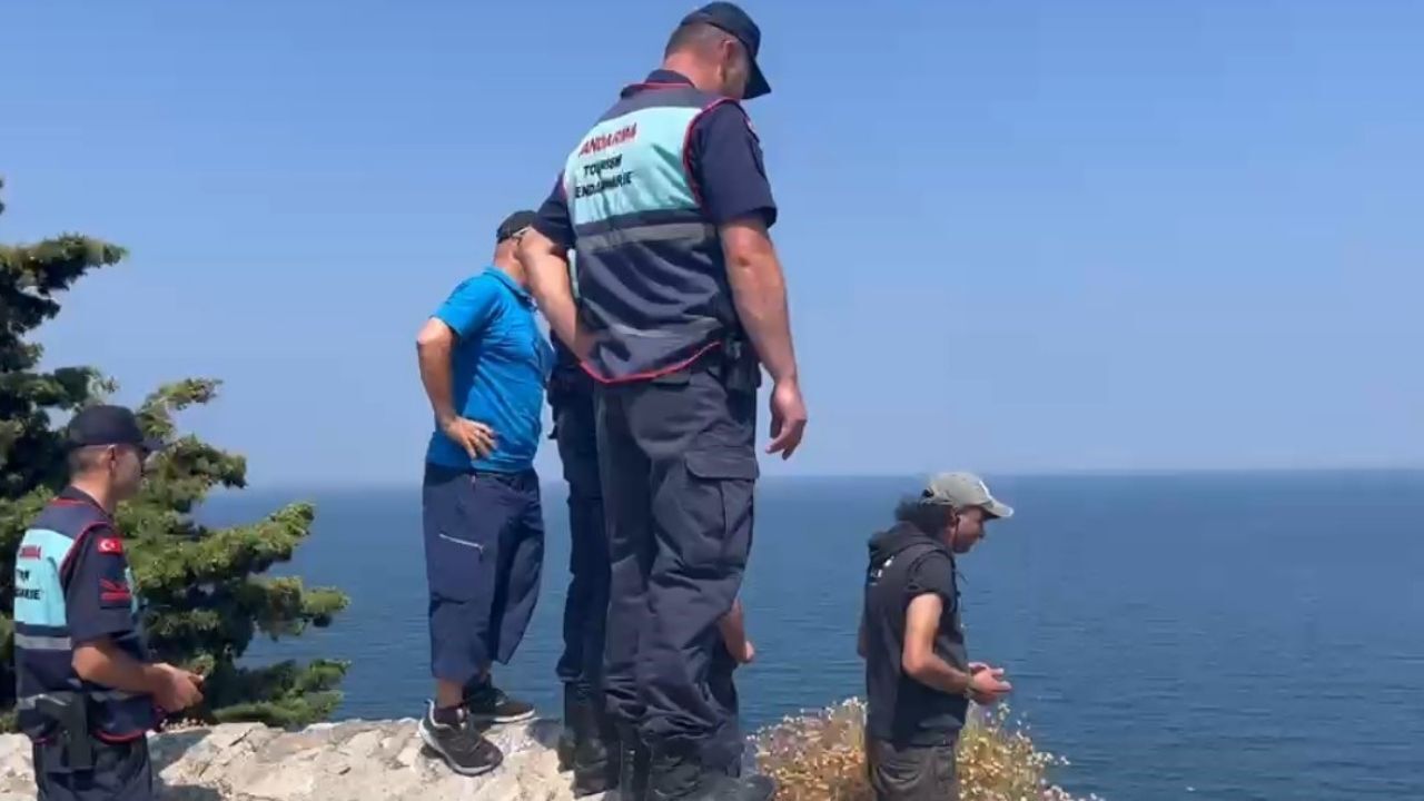 Denizde Korkutan Olay! Toprak Denize Aktı, Vatandaşlar Böyle Uyarıldı (1)