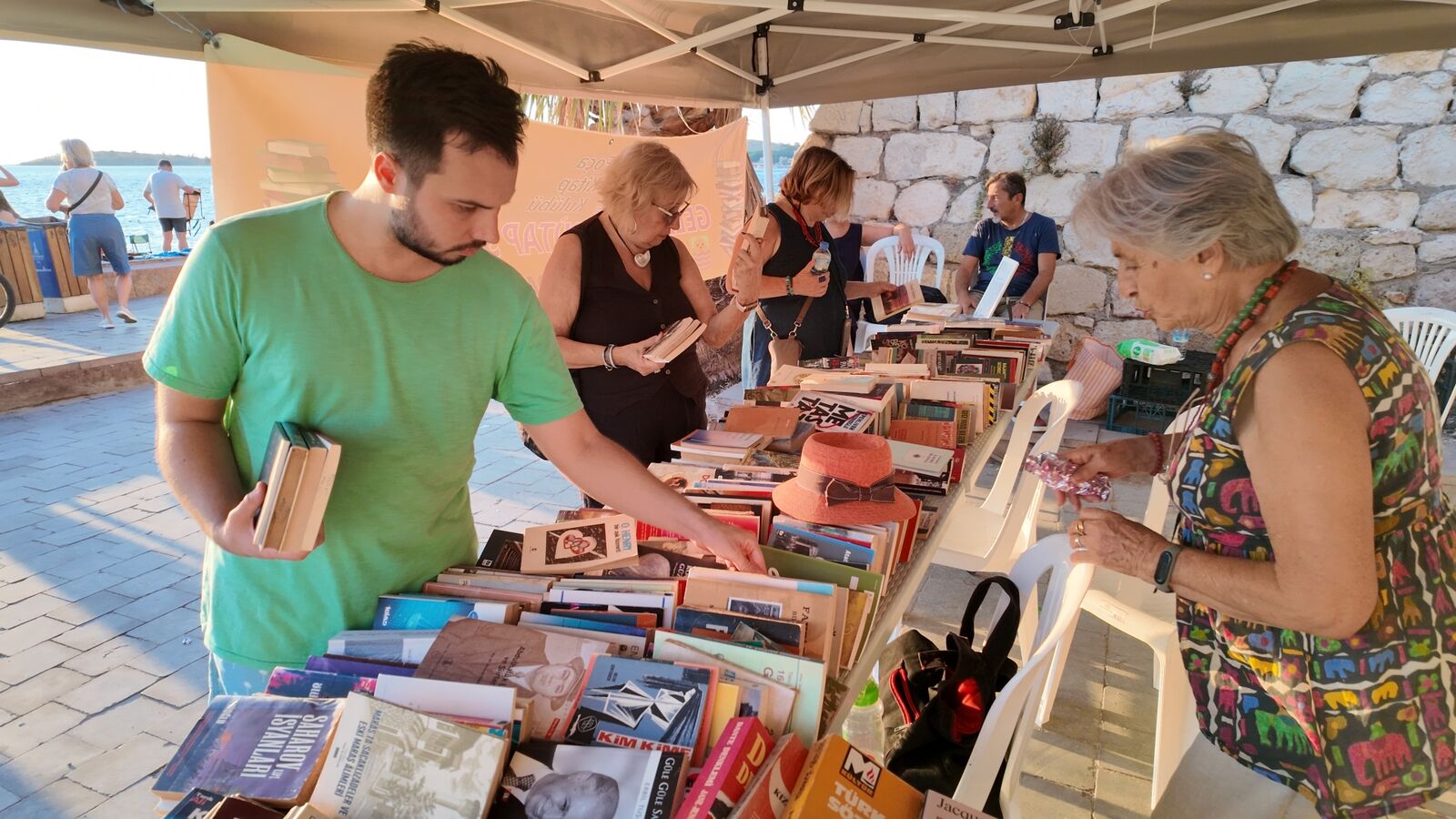 Foca Kitap Kulubu 15Nci Senlikte Ucretsiz Iki Bin Kitap Dagitti 3