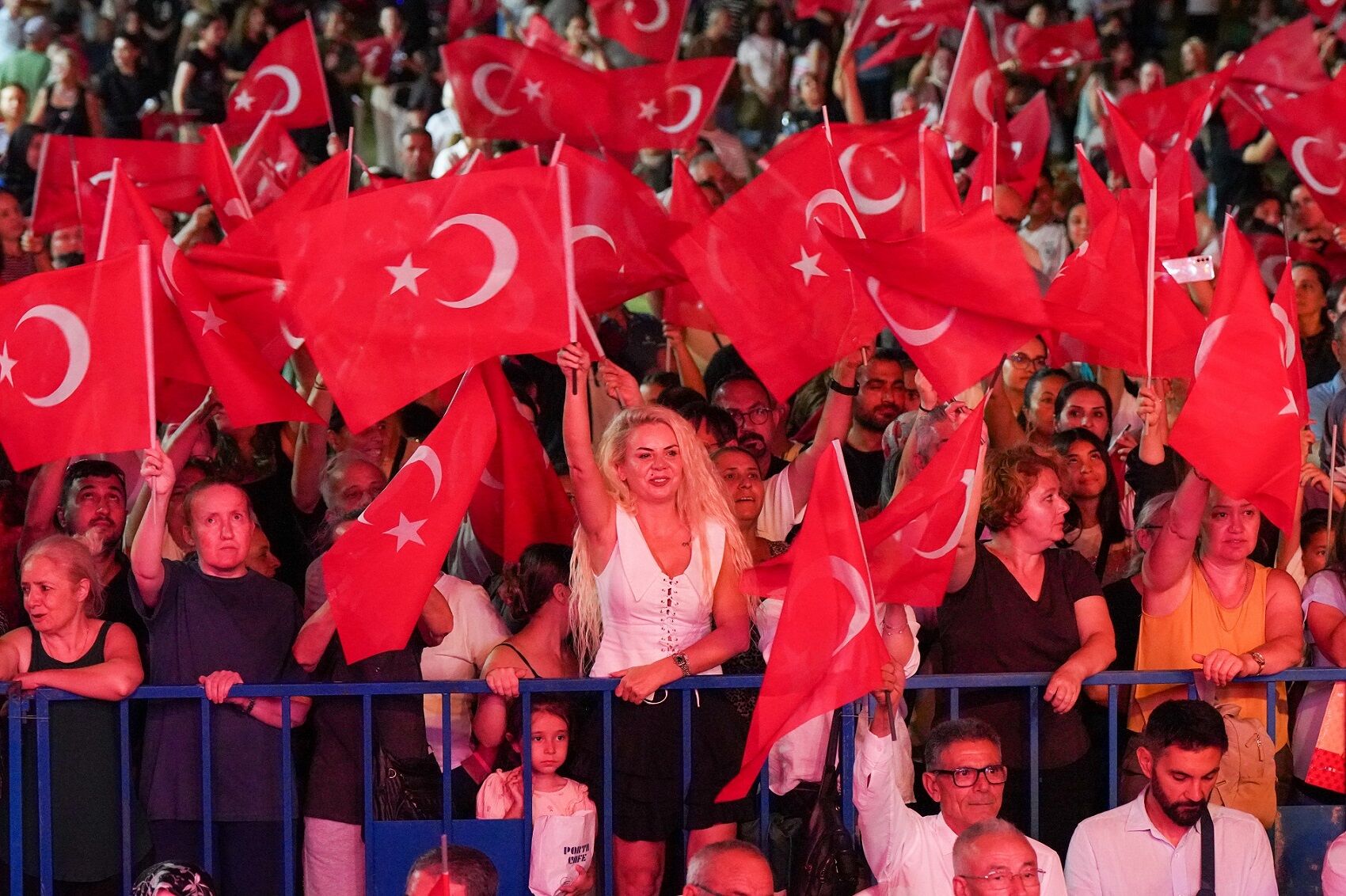 Gaziemir’de 30 Ağustos Coşkusu Binlerce Kişi Işın Karaca Konserinde Buluştu (2)