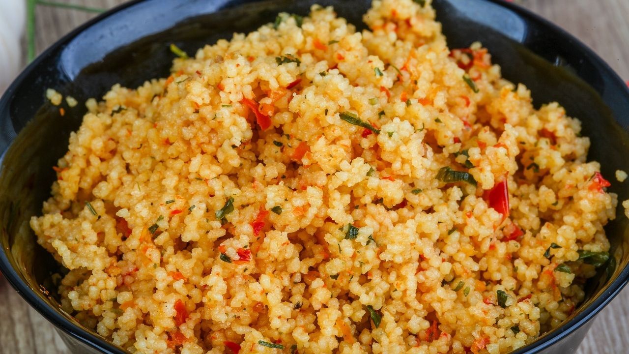 Görünüşü Bulgur Pilavına Benziyor Ama Lezzeti Bambaşka! Deneyen Bir Tabak Daha Istiyor Sebzeli Kuskus Tarifi (3)
