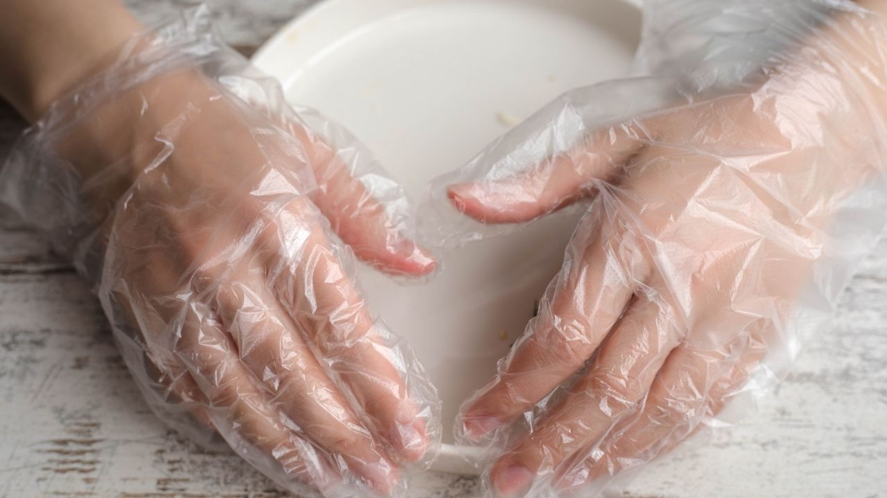 Herkes Sık Sık Kullanıyor Ama Gerçeği Bilmiyor! Yemek Yaparken Eldiven Kullanmak Sağlıklı Mı İşte Bilmeniz Gerekenler (1)