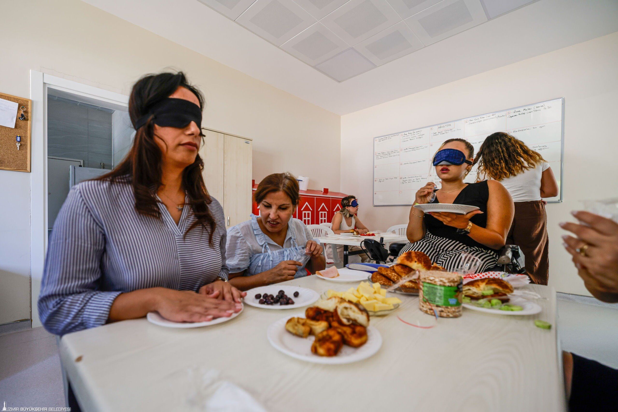 İzmir’de Belediye Personeli Bu Kez Görmeden Öğrenmeye Çalıştı (2)