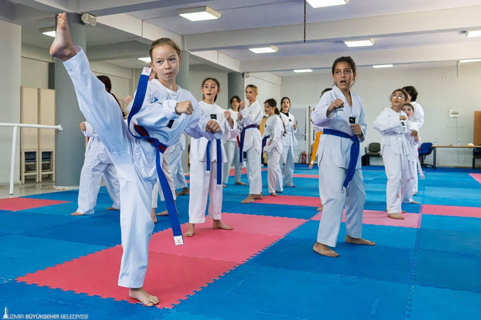 İzmir'de Binlerce Çocuk Yaz Tatilini Sporla Geçiriyor! İşte Ücretsiz Gidebileceğiniz Kurslar (2)
