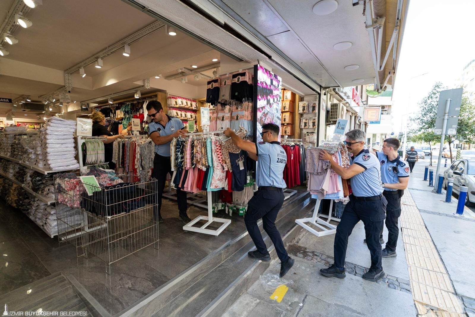 İzmir’de Denetimler Sıklaştırıldı! Zabıtadan Esnafa Sarı Çizgi Uyarısı (1)