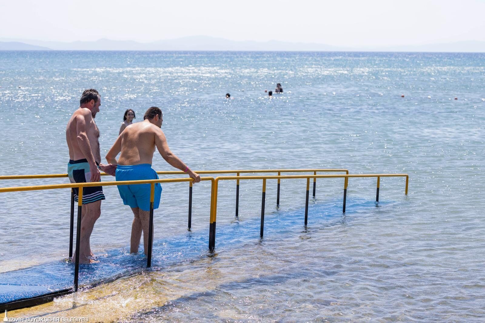 İzmir’de Engelsiz Plaj Uygulaması! Sabah Deniz, Akşam Güvenli Dönüş Hizmeti Yaz Boyunca Devam Edecek (1)